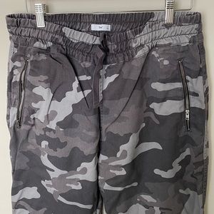 Size large TNA ALIX Pant grey camo.